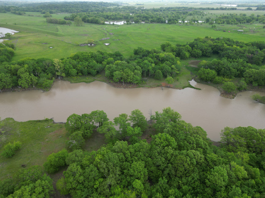 560 acres with 8 Ponds and 120 acre Lake in Hughes County - North End